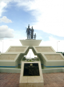 Estatua de Guerrero, su esposa Ix Chel Can y sus hijos en Chetumal, Quintana Roo