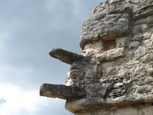 Cara de Chac en el Templo de las Siete Muñecas en Dzibilchaltún, Yucatán