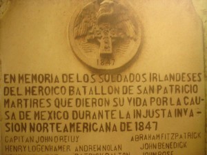 Parte superior de la placa conmemorativa dedicada a los soldados del Batallón se San Patricio